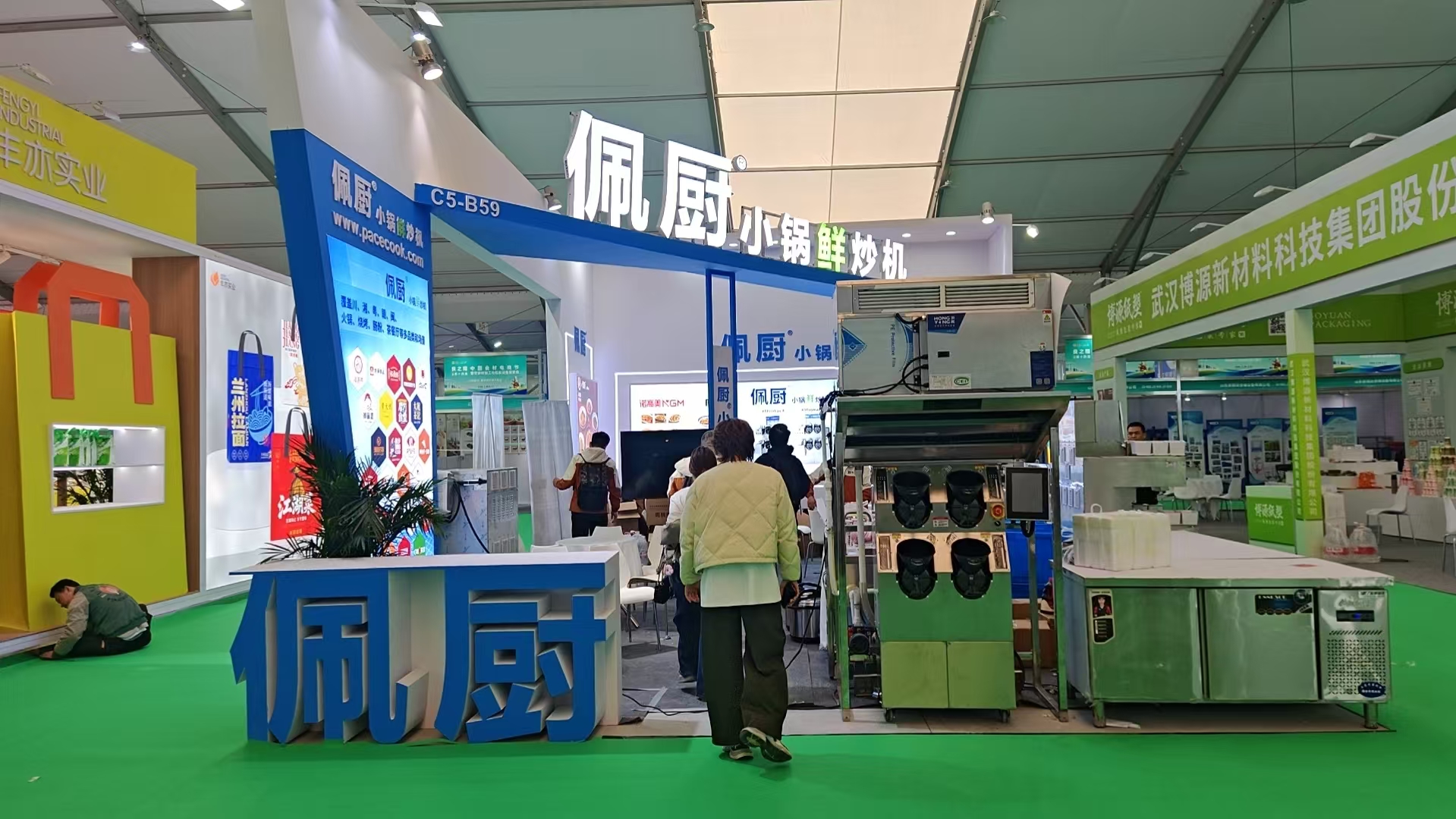 商用炒菜机器人多少钱？2026年真实价格与出餐人效到底怎么样